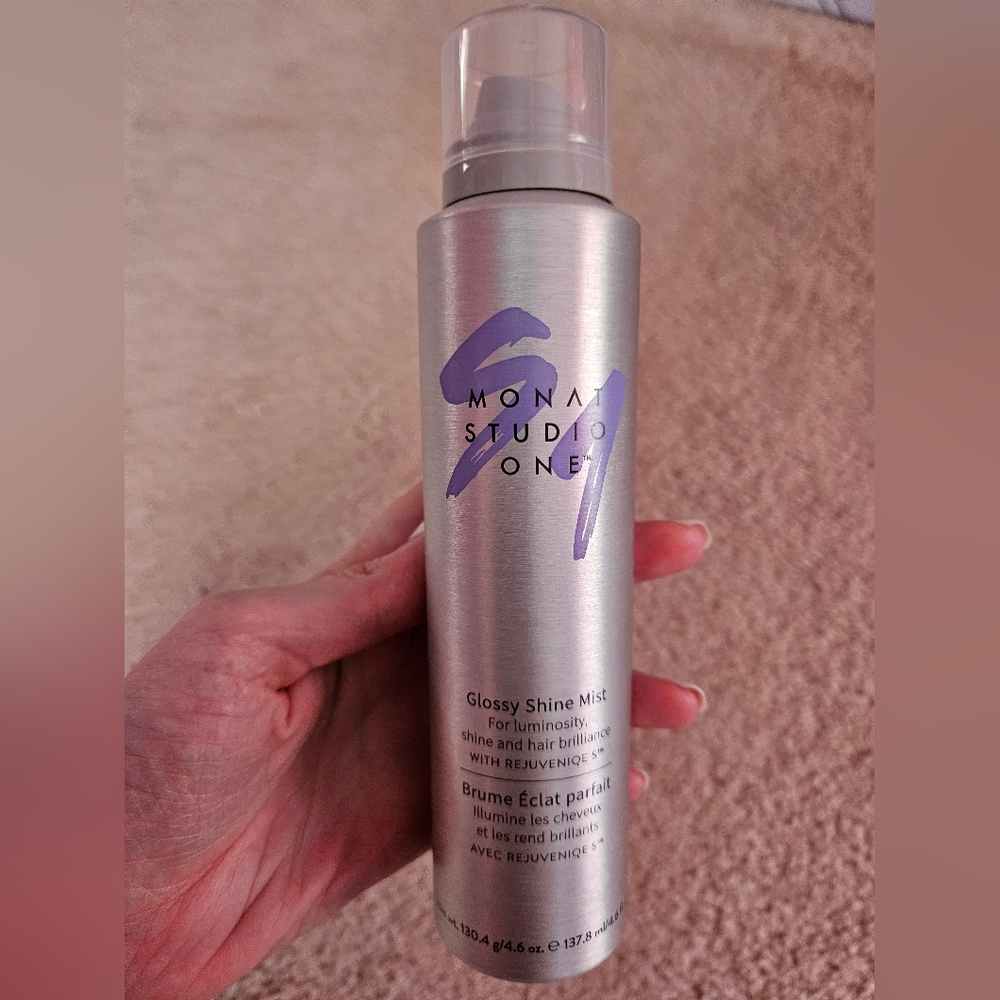 Monat Glossy Shine Mist